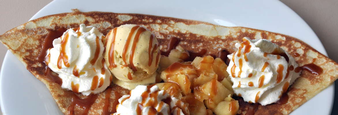 La suprême: pommes, glace vanille, caramel au beurre salé, crème